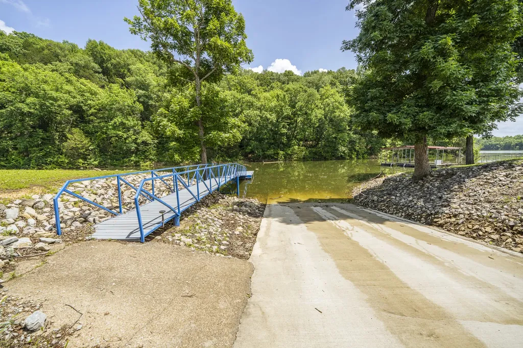 694 River Road Clifton TN 38425