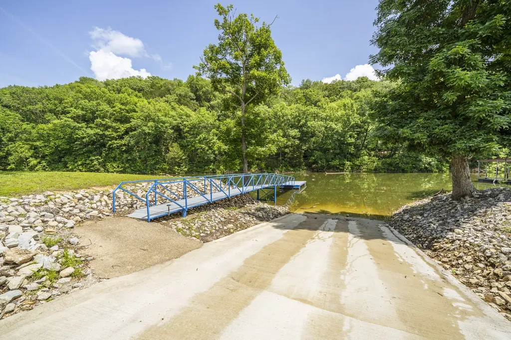 694 River Road Clifton TN 38425