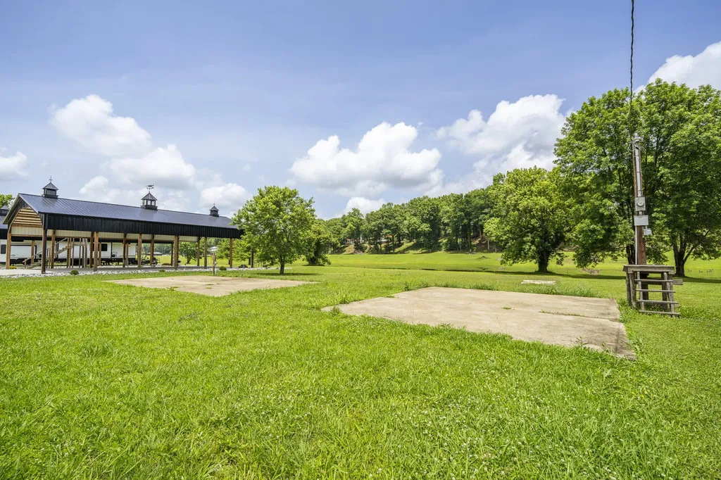 694 River Road Clifton TN 38425