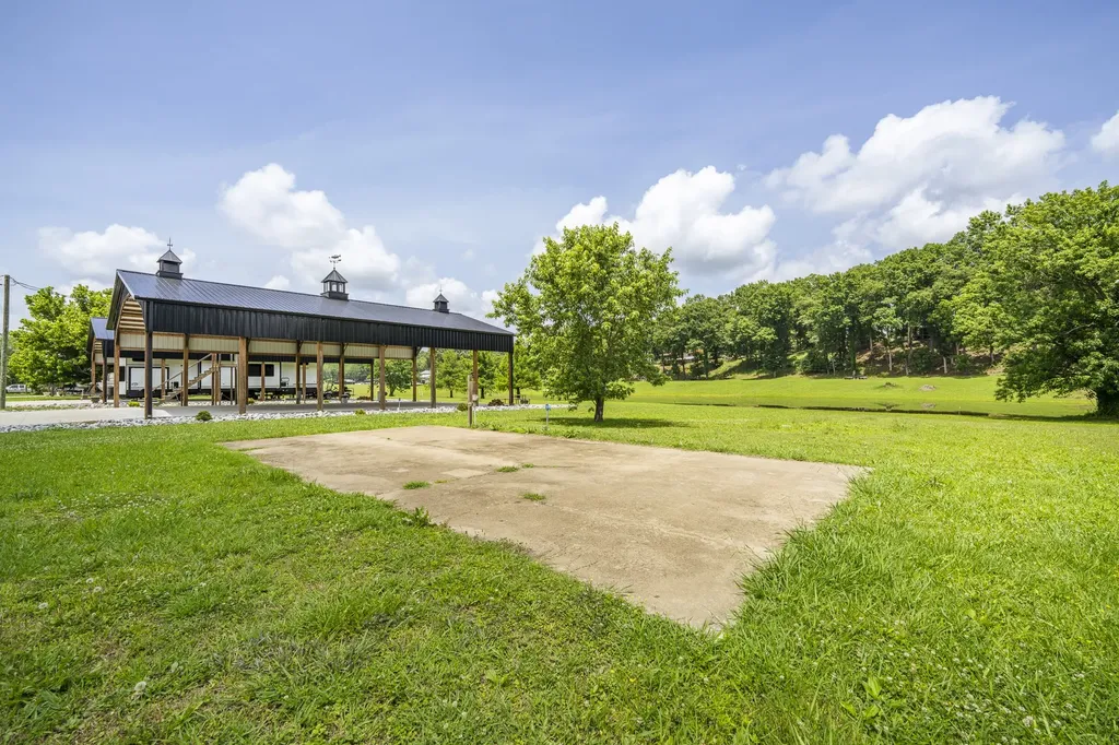 694 River Road Clifton TN 38425