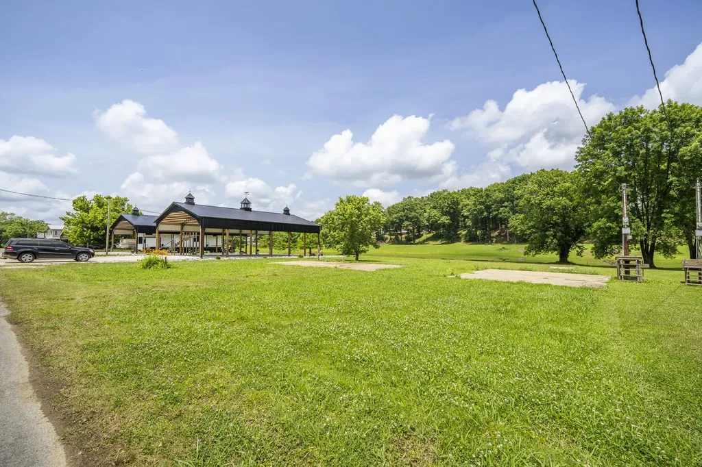 694 River Road Clifton TN 38425