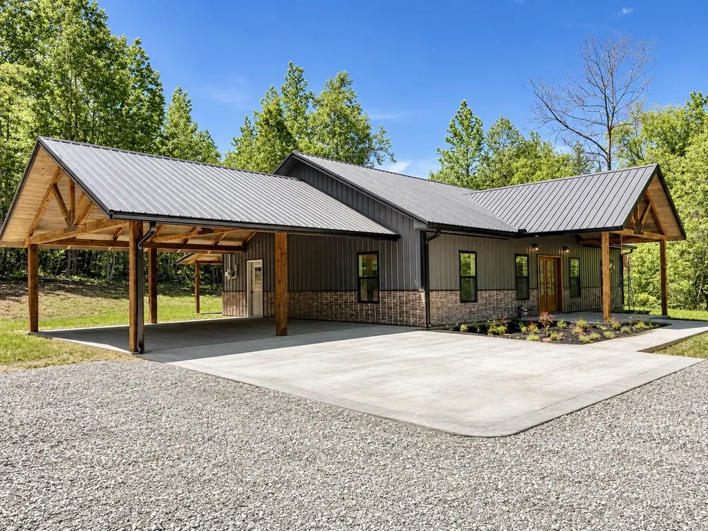 4811 Lick Creek Road Linden TN 37096