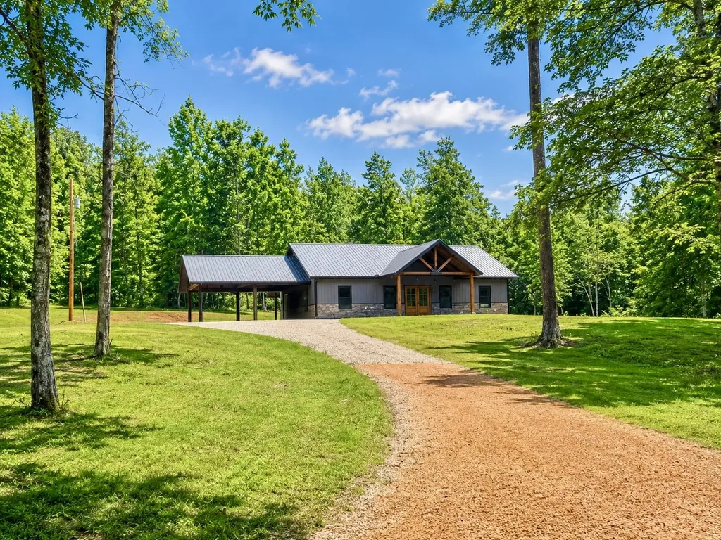 4811 Lick Creek Road Linden TN 37096