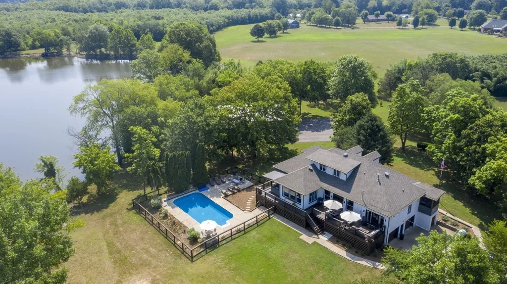 1014 Lakeview Circle Ashland City TN 37015