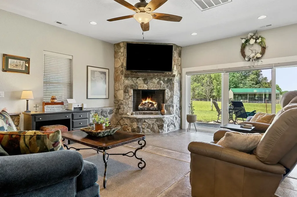 1004 Dry Creek Road Smithville TN 37166