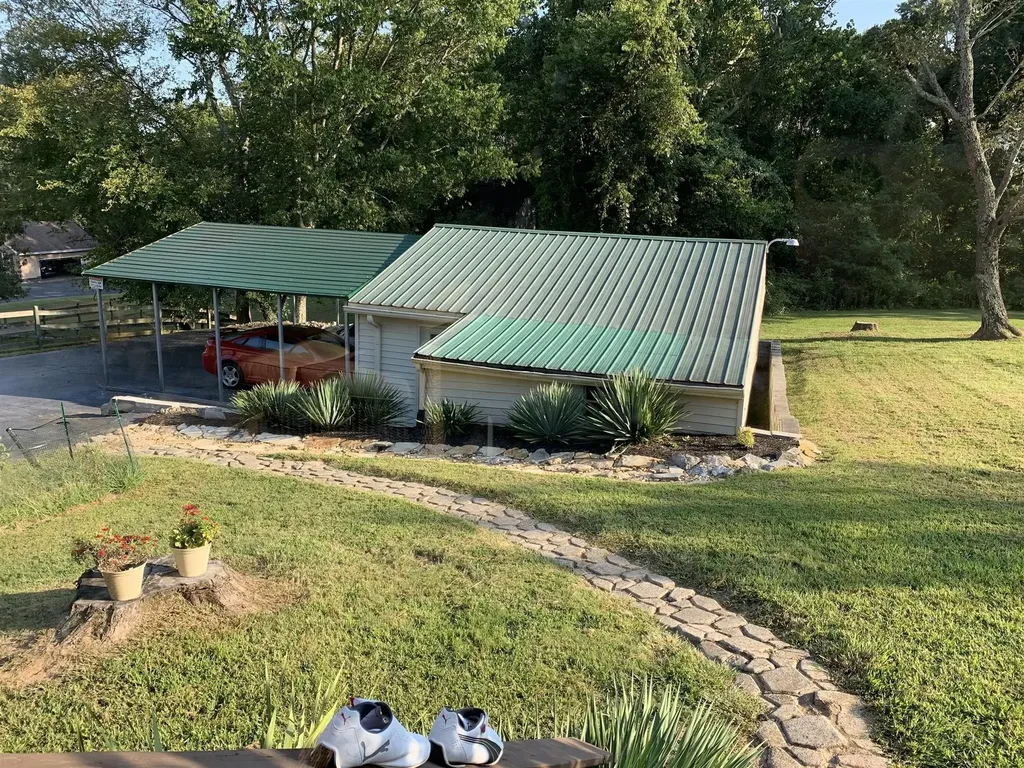 6069 Highway 76, E Springfield TN 37172