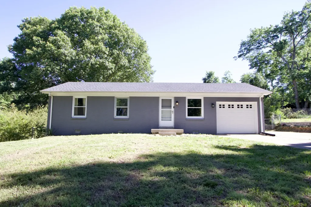 10135 W Oak Drive Bon Aqua TN 37025