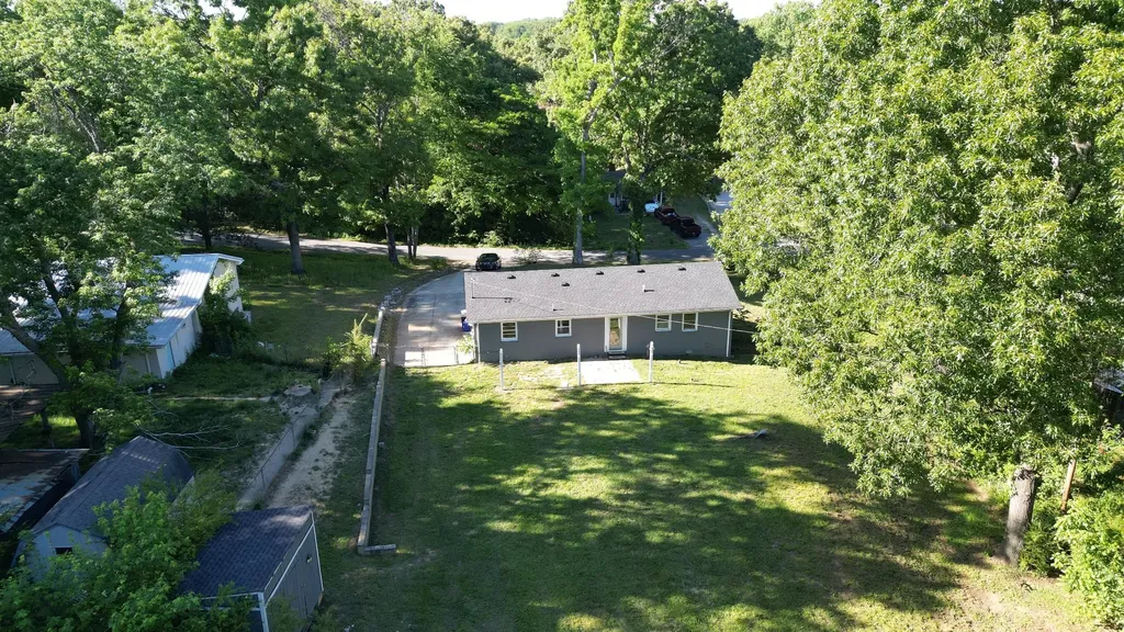 10135 W Oak Drive Bon Aqua TN 37025