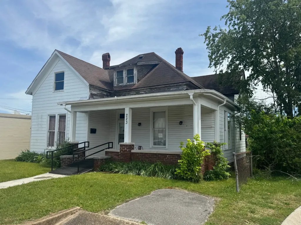 223 N Main Street Dickson TN 37055