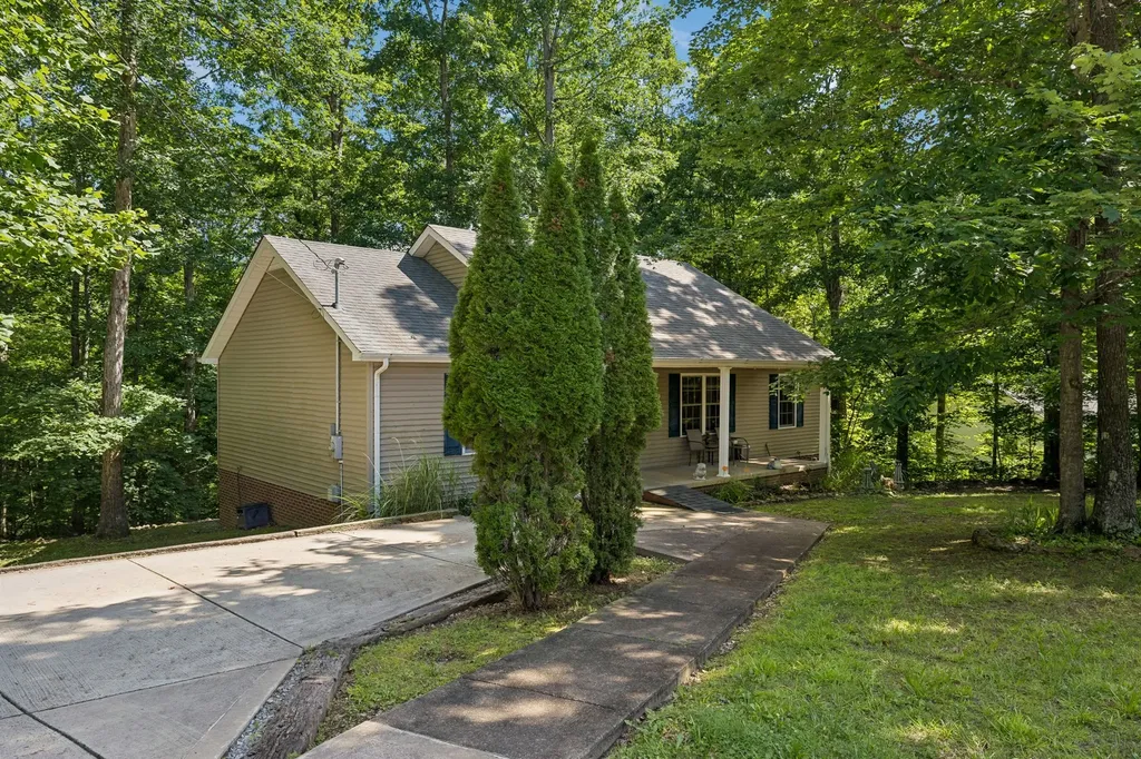 117 W Dell Road Dickson TN 37055