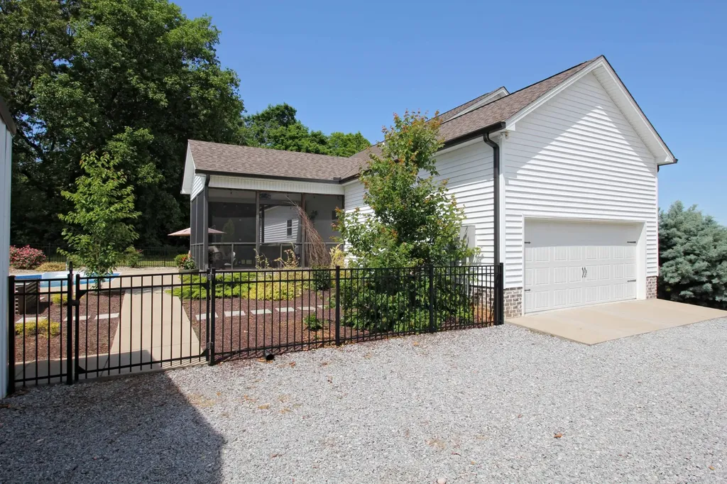 5142 Cross Plains Road White House TN 37188