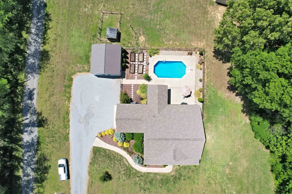 5142 Cross Plains Road White House TN 37188