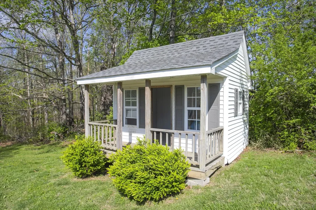 1043 Shelton Road Charlotte TN 37036