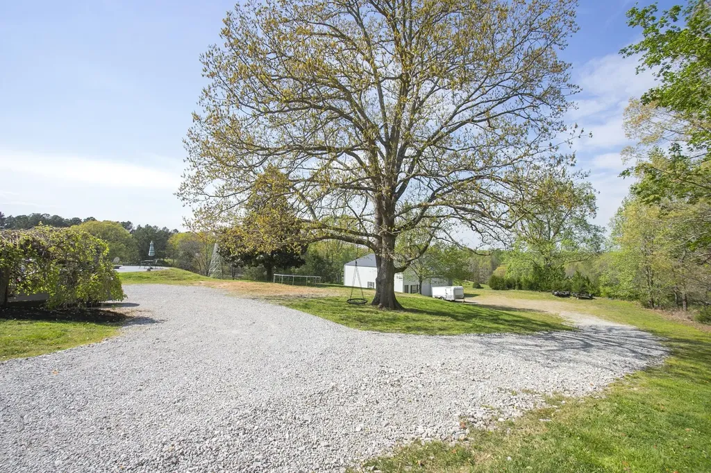 1043 Shelton Road Charlotte TN 37036