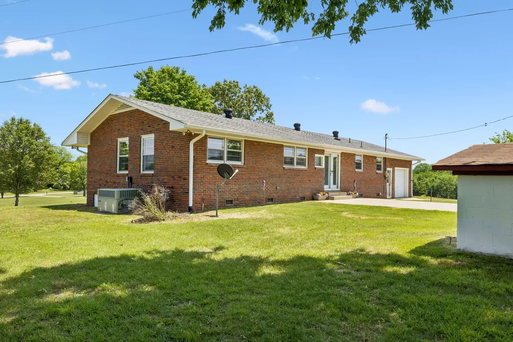 2586 Highway 48 Clarksville TN 37040