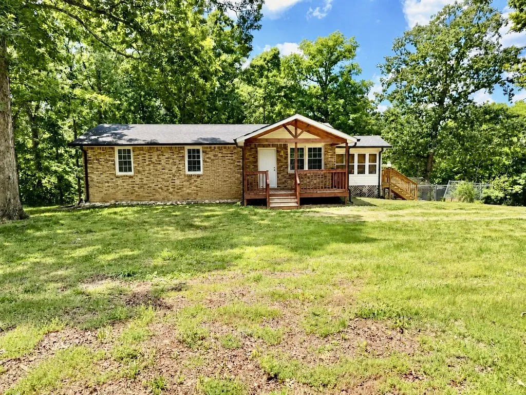 9092 E 40 Road Bon Aqua TN 37025