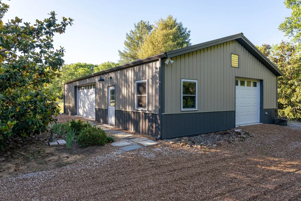 1098 Fred Gibbs Road White Bluff TN 37187