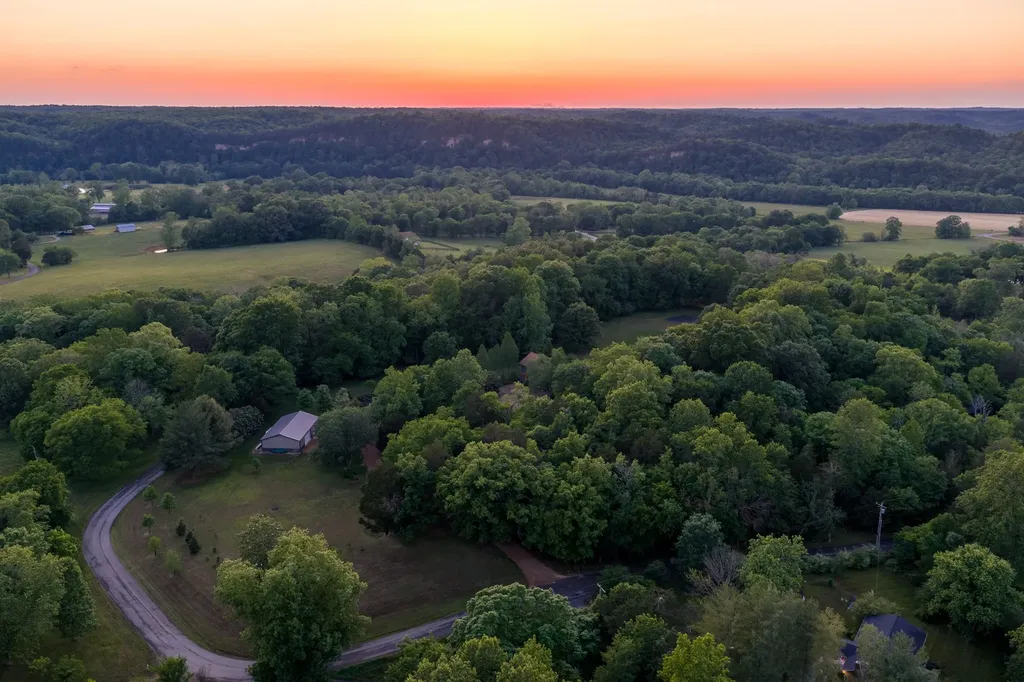 1098 Fred Gibbs Road White Bluff TN 37187