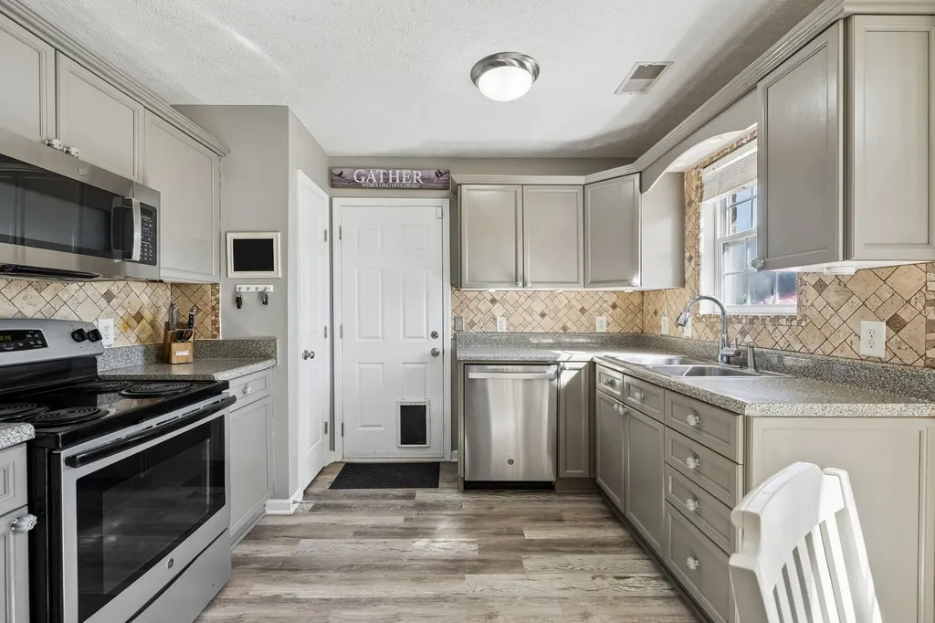 813 Magnolia Boulevard White House TN 37188