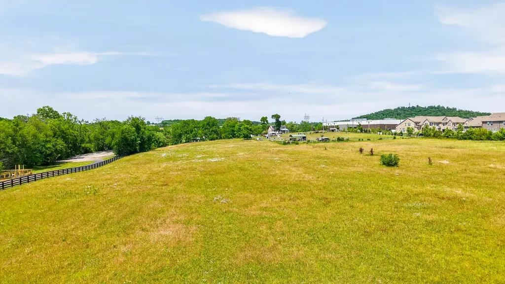 1933 Long Hollow Pike Gallatin TN 37066