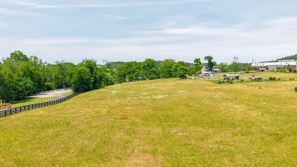 1933 Long Hollow Pike Gallatin TN 37066
