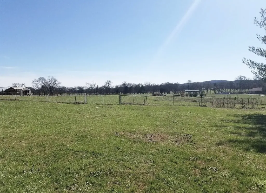 1933 Long Hollow Pike Gallatin TN 37066