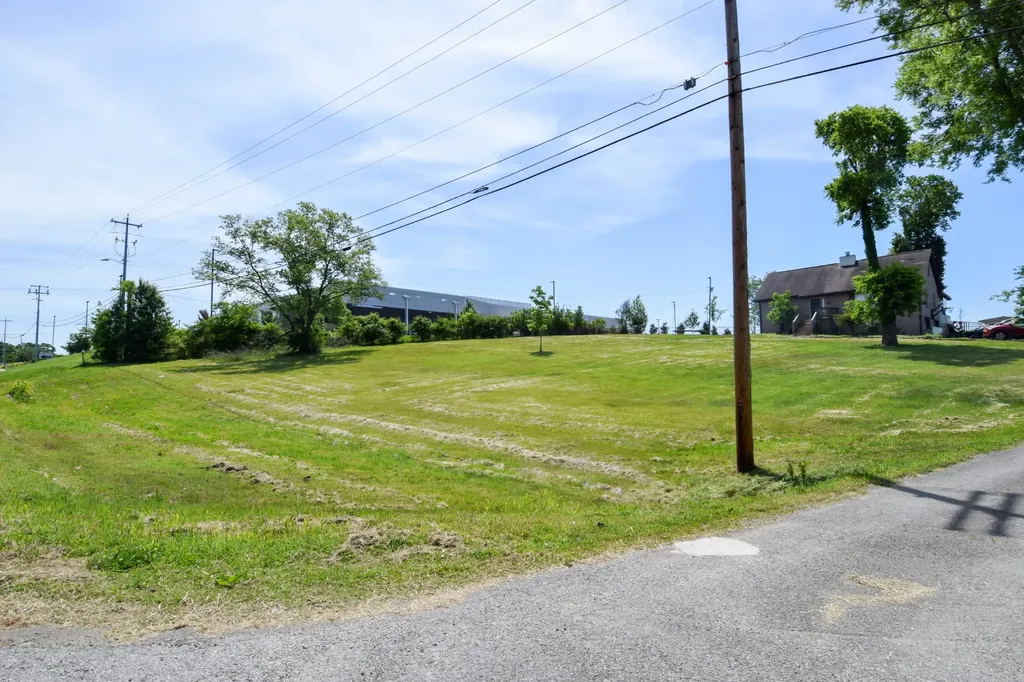 1933 Long Hollow Pike Gallatin TN 37066