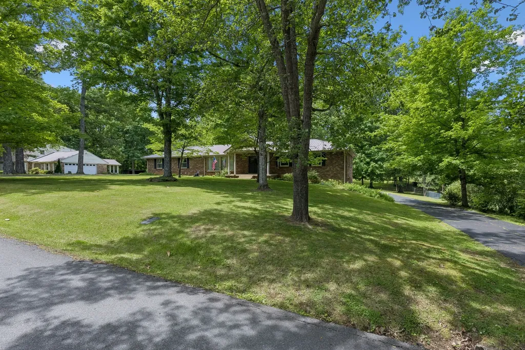 1018 Woodmont Drive Dickson TN 37055