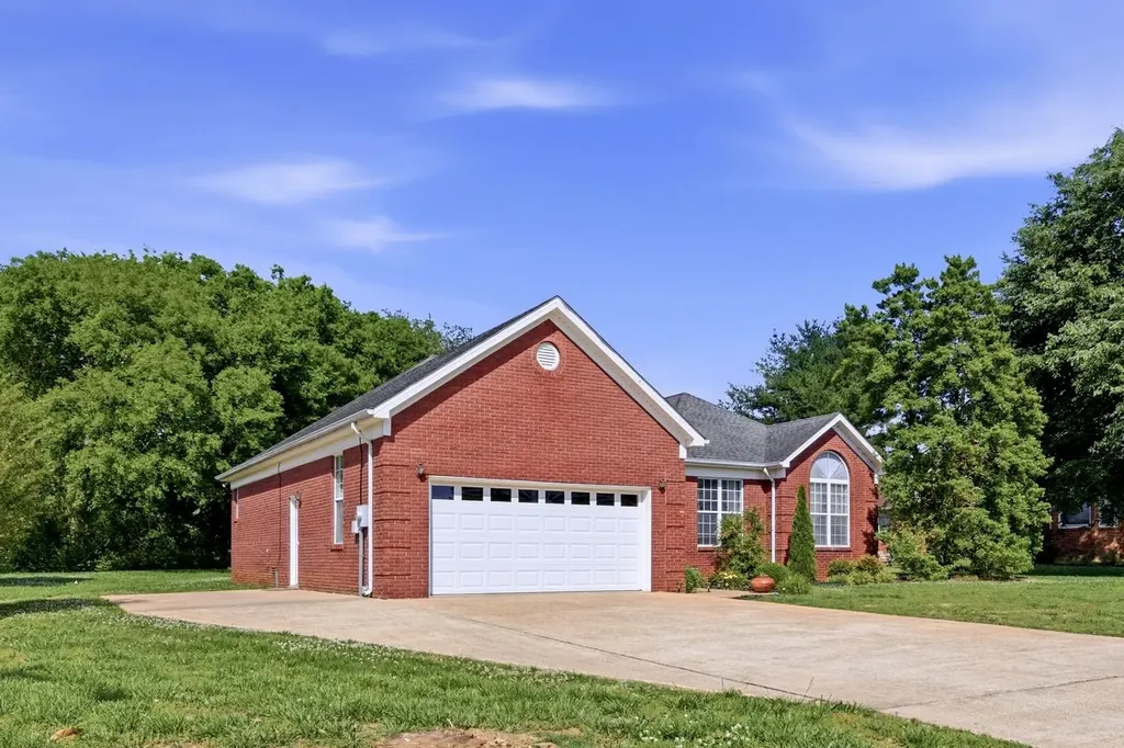 1130 Austin Circle Lawrenceburg TN 38464