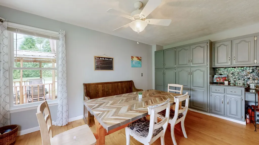 4648 31 Hwy, W Cottontown TN 37048