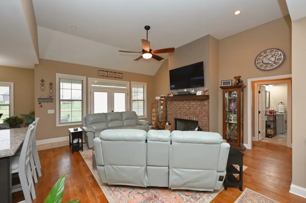 727A N Russell Street Portland TN 37148