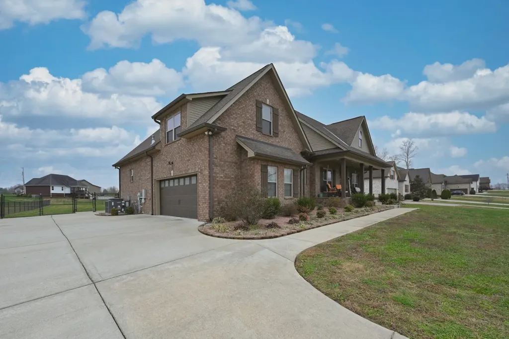 727A N Russell Street Portland TN 37148