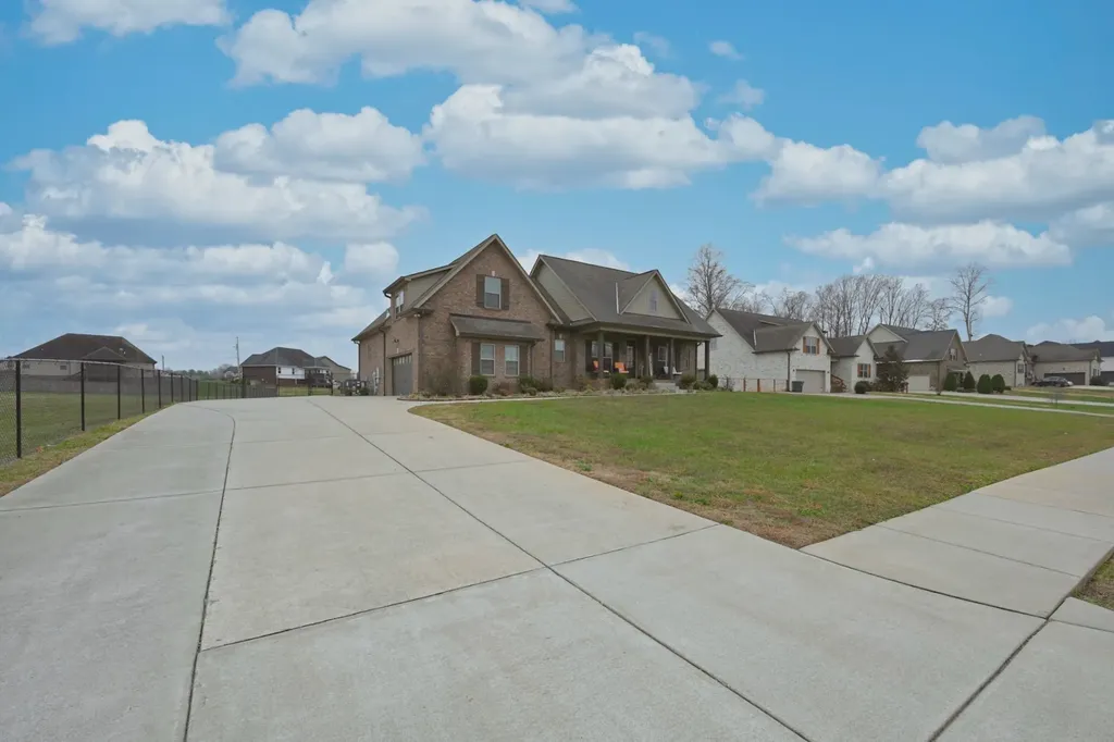 727A N Russell Street Portland TN 37148