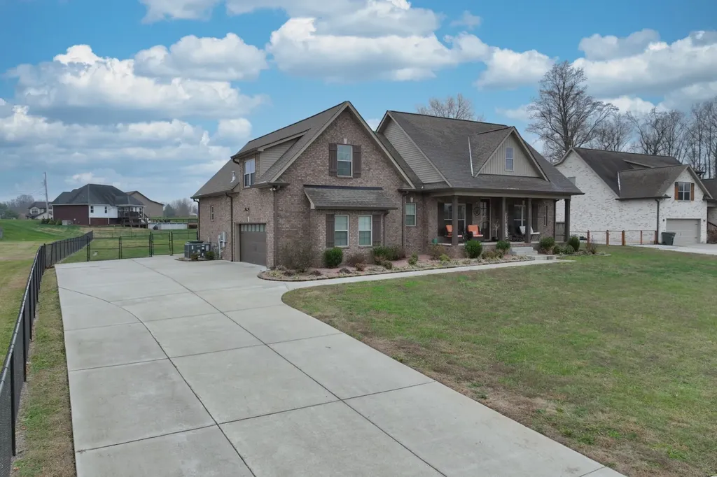 727A N Russell Street Portland TN 37148