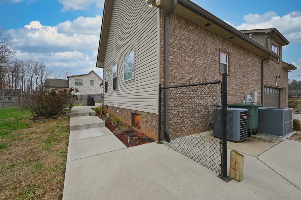 727A N Russell Street Portland TN 37148