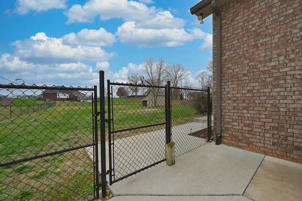 727A N Russell Street Portland TN 37148