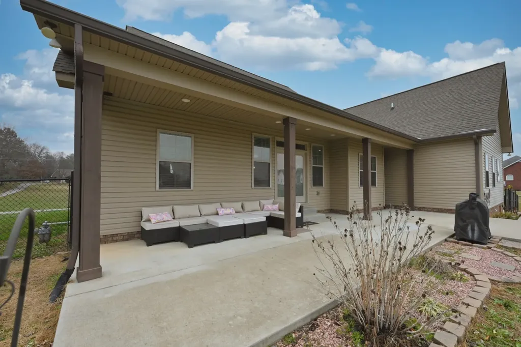 727A N Russell Street Portland TN 37148