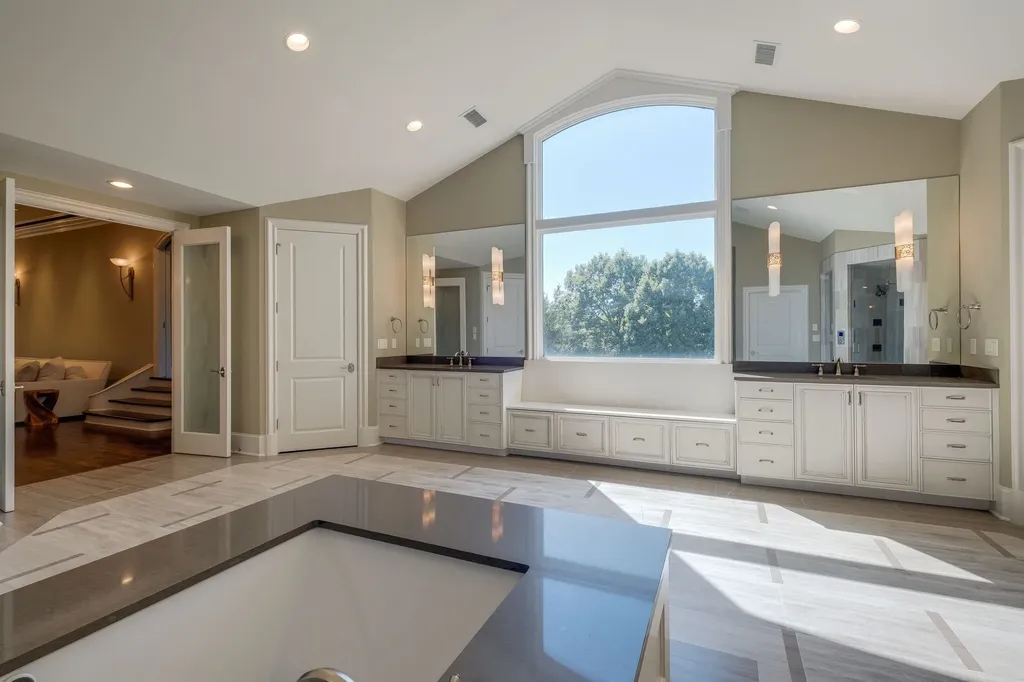 6261 Hillsboro Pike Nashville TN 37215