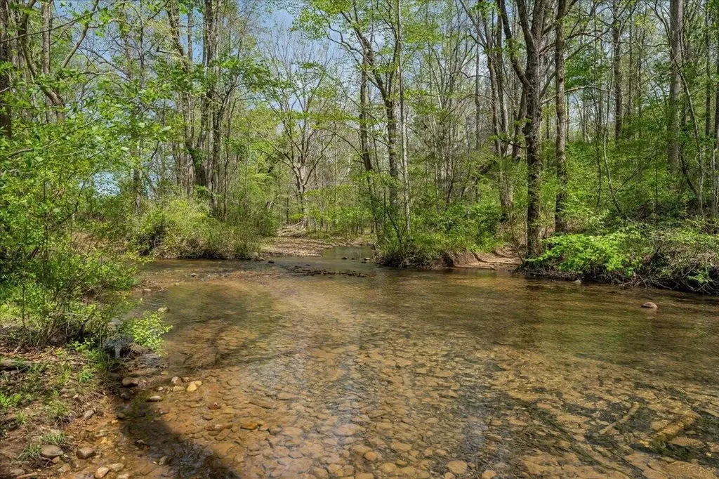 360 Dixon Cove Road Sequatchie TN 37374
