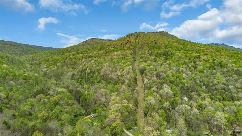 360 Dixon Cove Road Sequatchie TN 37374