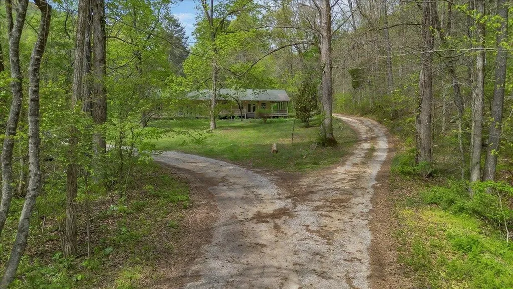360 Dixon Cove Road Sequatchie TN 37374