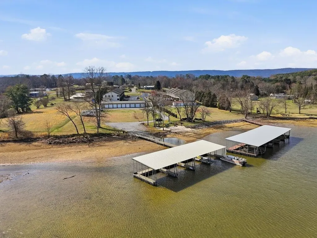 1255 New Lake Road Spring City TN 37381
