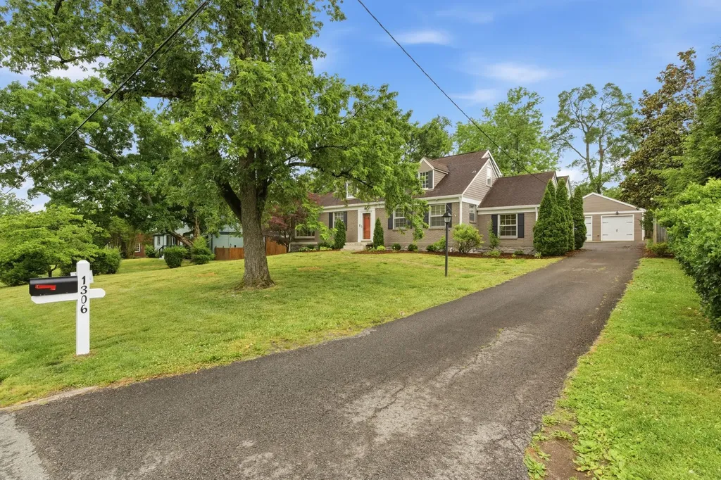 1306 Riverwood Drive Nashville TN 37216