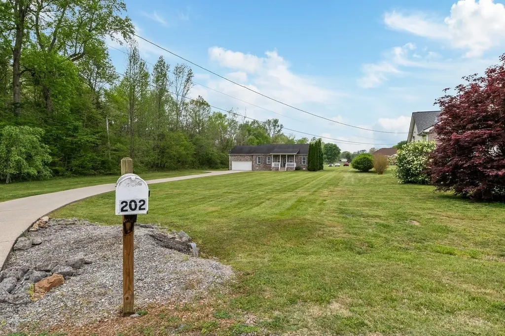 202 Parkside Lane Burns TN 37029