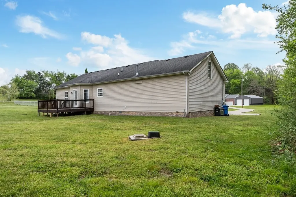 202 Parkside Lane Burns TN 37029