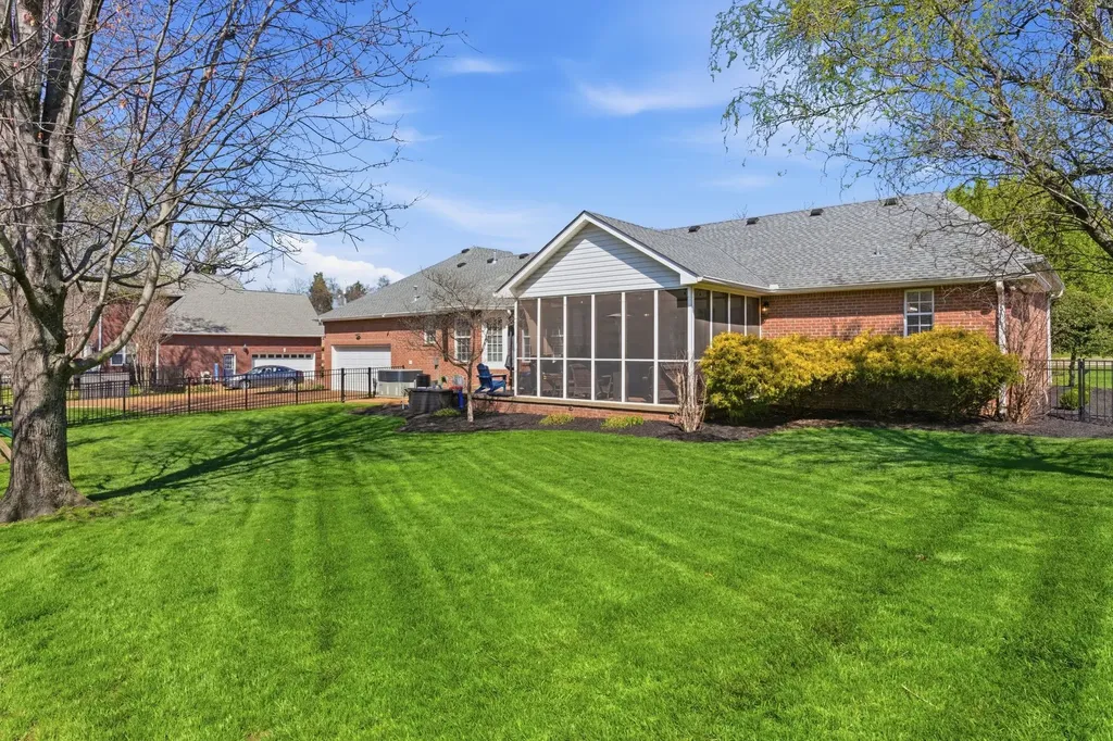 1043 Willow Park Circle Hendersonville TN 37075