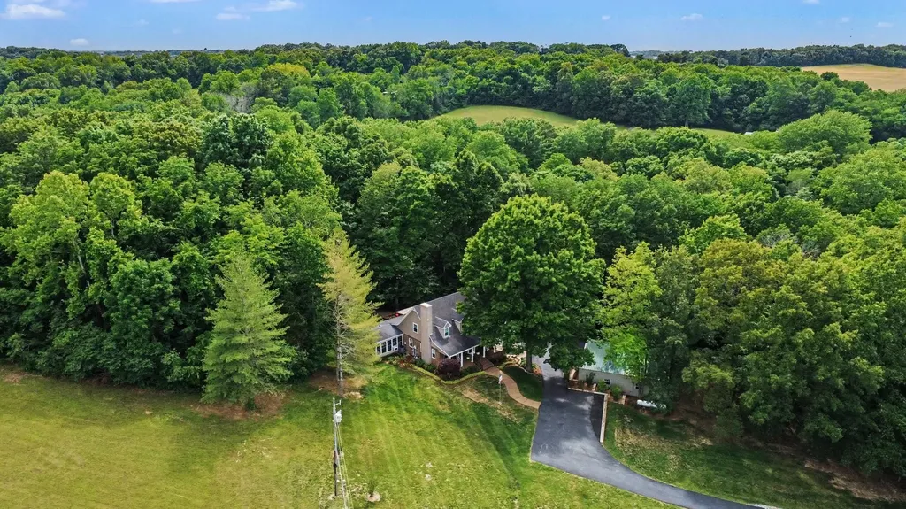 5833 Highway 76, E Springfield TN 37172