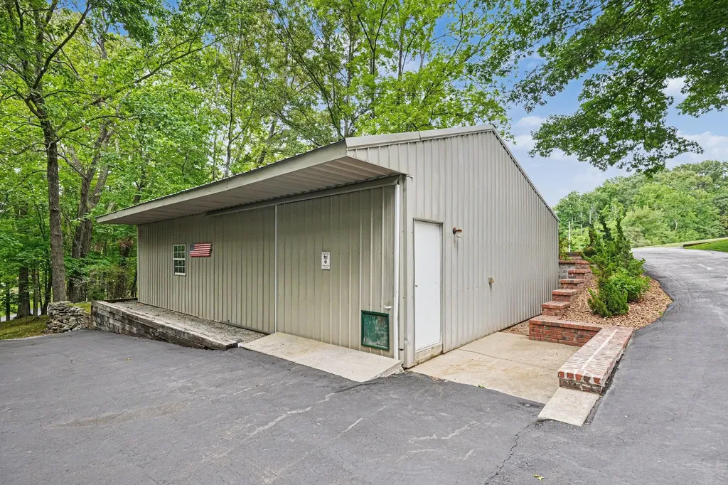 5833 Highway 76, E Springfield TN 37172