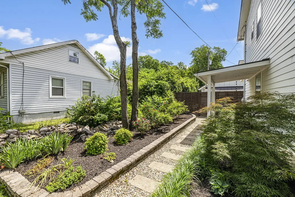 194 37th Ave, N Nashville TN 37209