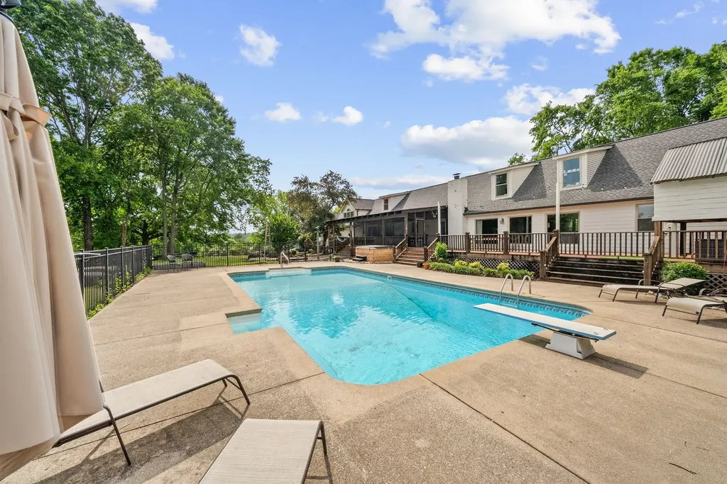 6476 Lickton Pike Goodlettsville TN 37072
